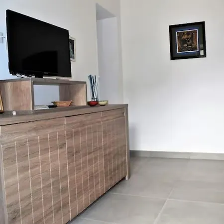 De Vivo Realty - Chez Angelina *